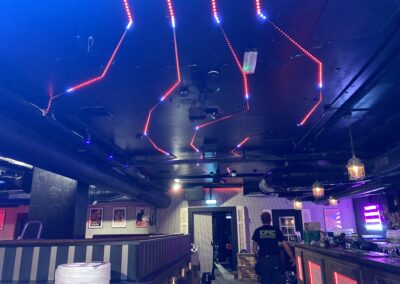 Installation af LED pixel strips i loftet og langs vægge på dansegulvet