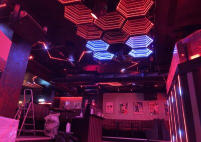 Dansegulv med lysmønstre og Eurolite pixel strips i klub i Aarhus