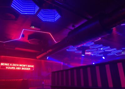 Montagearbejde under klub-renovering – LED og kabling