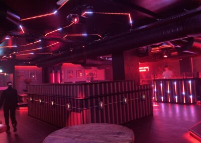Nyt klubdesign i Aarhus med moderne belysning og spejleffekter